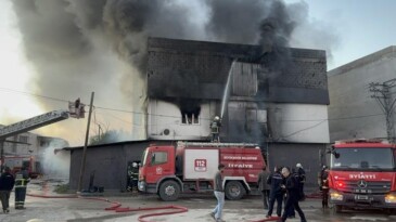 Adana’da mobilya süngerinin bulunduğu depoda yangın çıkaran zanlı tutuklandı