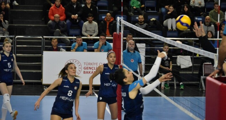 Sakarya Voleybol, set vermeden kazandı