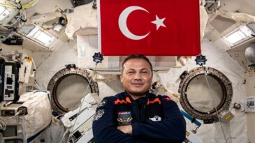 Türkiye’nin ilk astronotu Gezeravcı’dan, uzayda TEKNOFEST pozu