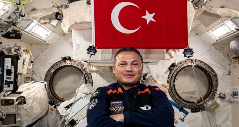 Türkiye’nin ilk astronotu Gezeravcı’dan, uzayda TEKNOFEST pozu