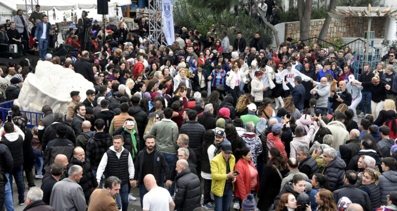 Bodrum’da 100 metrelik hamsi kuyruğu