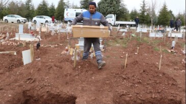 Çöpte bulunan bebek, kimsesizler mezarlığında toprağa verildi