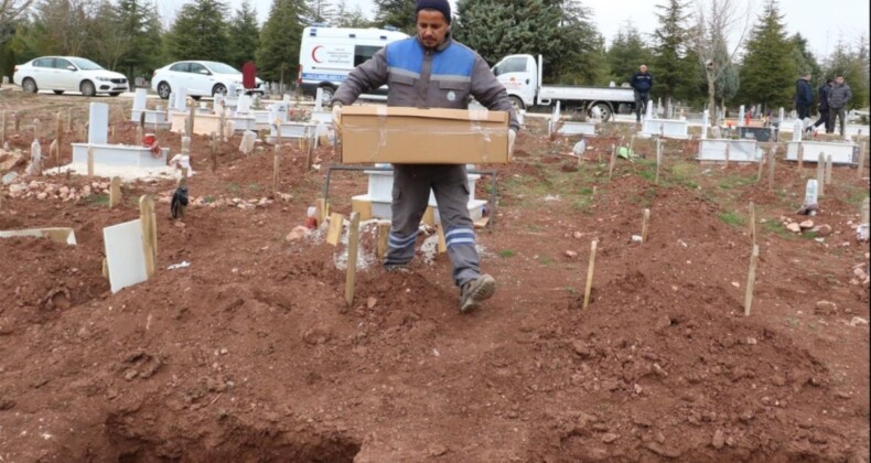 Çöpte bulunan bebek, kimsesizler mezarlığında toprağa verildi