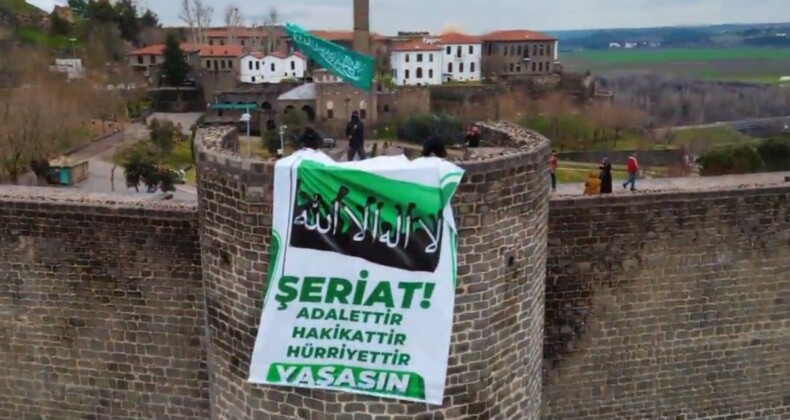 Diyarbakır’ı ‘yaşasın şeriat’ pankartlarıyla ‘süslediler’