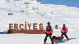 Erciyes’te pist güvenliği timi kayakseverlerin yanında