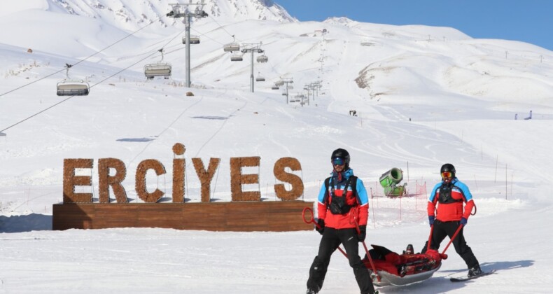 Erciyes’te pist güvenliği timi kayakseverlerin yanında