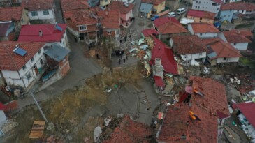 İkiye ayrılan köyde korku dolu bekleyiş