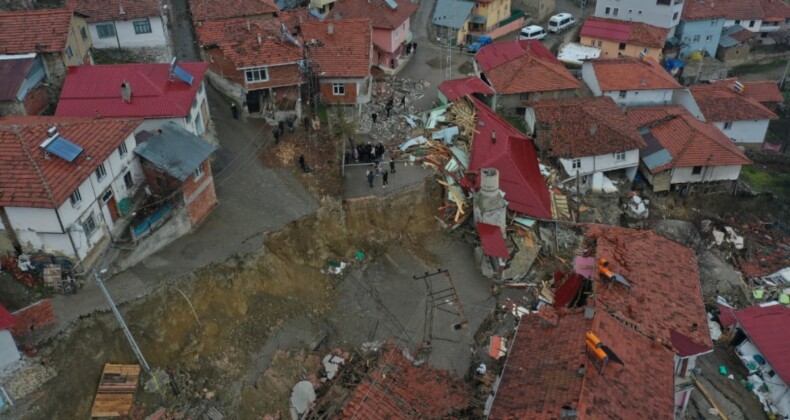 İkiye ayrılan köyde korku dolu bekleyiş