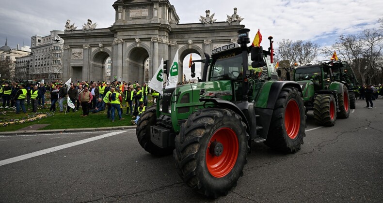 İspanyol çiftçiler, Madrid’de ‘hayatı durdurdu’