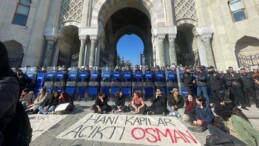 İstanbul Üniversitesi’nde öğrencilere polis barikatı