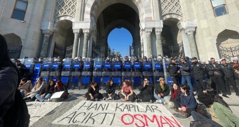 İstanbul Üniversitesi’nde öğrencilere polis barikatı