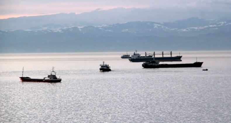 Karadeniz’de Fırtına Bekleniyor: Onlarca Gemi Doğal Limana Demirledi