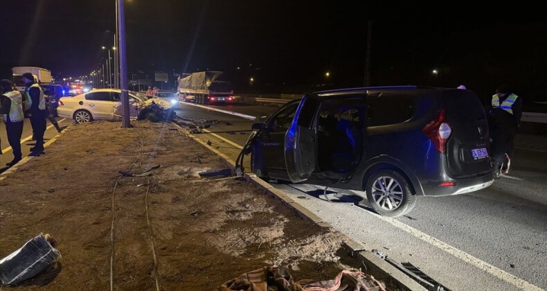 Kayseri’de iki otomobil kafa kafaya çarpıştı: 3 ölü