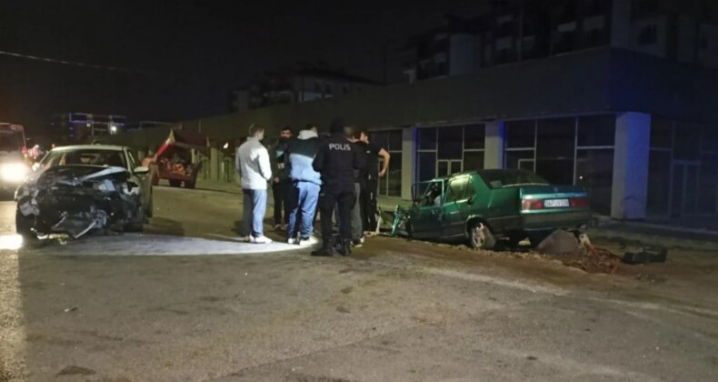 Kocaeli’de otomobillerin kafa kafaya çarpıştığı kazada 3 kişi yaralandı