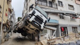 Kuşadası’nda ilginç görüntü: Beton dökme aracı şaha kalktı