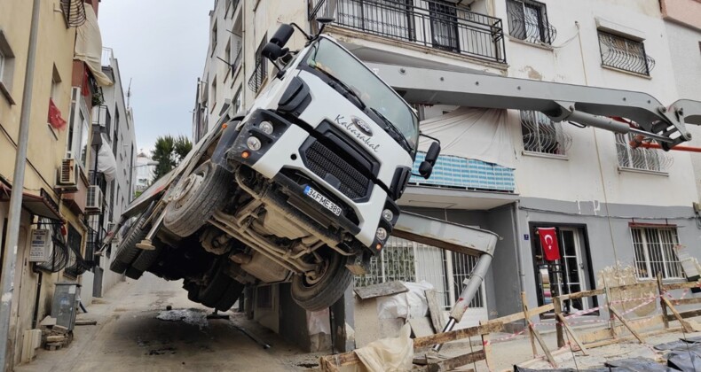 Kuşadası’nda ilginç görüntü: Beton dökme aracı şaha kalktı