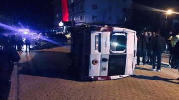 Otomobil ile çarpışan minibüs devrildi: 2 yaralı