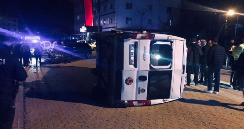 Otomobil ile çarpışan minibüs devrildi: 2 yaralı