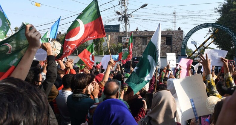 Pakistan’da Imran Khan destekçilerinden protesto: