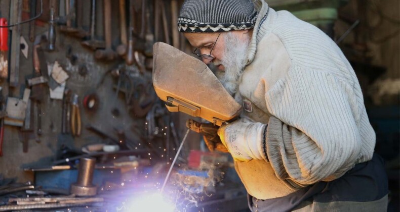 55 yıllık kaynak ustası mesleğini gençlere aktarıyor