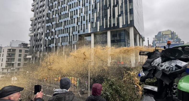 Çiftçiler, AB kurumları önünde protesto düzenledi