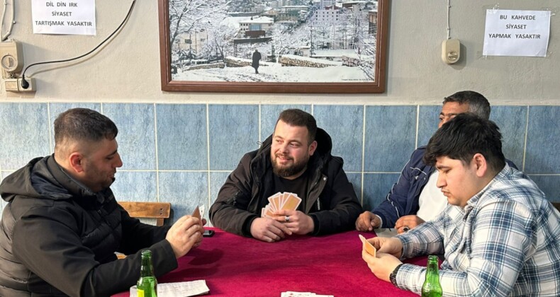 Kahvehanesinde siyaset konuşmayı yasakladı