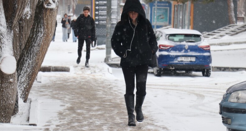 Kar, Anadolu’ya geri döndü… Yollar kapandı, eğitim aksadı