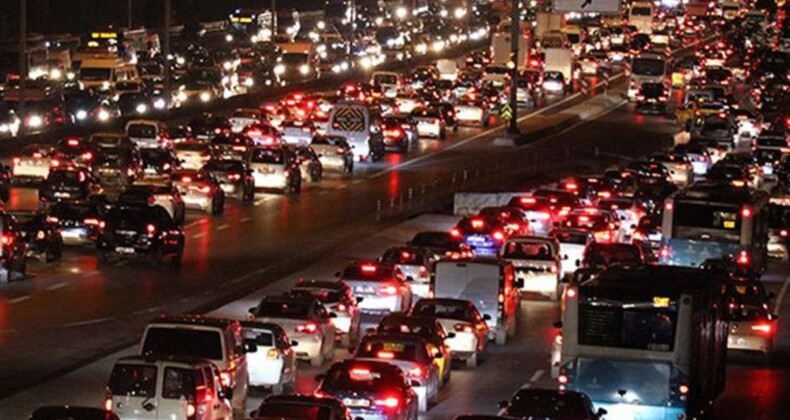 Yağış başladı, İstanbul’da trafik kilit…