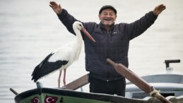 Yaren leylek 13’üncü kez balıkçı Adem amcaya kavuştu