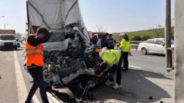 Yol kenarında duran TIR’a çarpan kamyonet paramparça oldu