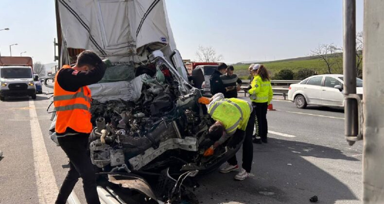 Yol kenarında duran TIR’a çarpan kamyonet paramparça oldu