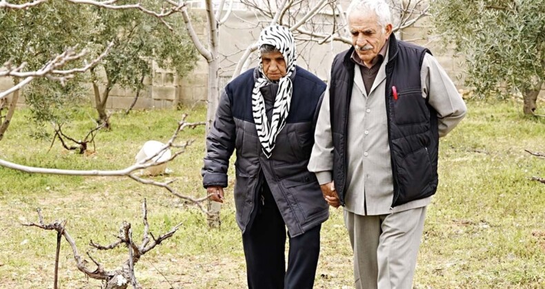 Ahmet dede, Alzheimer olan yarım asırlık eşini yalnız bırakmıyor