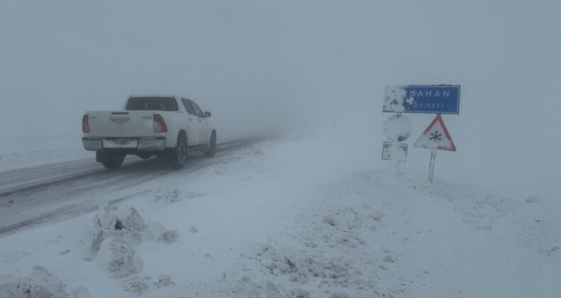 Ardahan-Artvin kara yoluna çığ sebebiyle kapandı