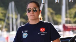 Aysu Türkoğlu, Cook Boğazı’nı 7 saatte geçerek tarih yazdı!