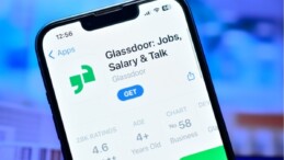 Çalıştıkları şirketleri anonim olarak eleştirenlerin kullandığı Glassdoor’da kriz çıktı