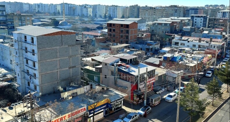 Depremin vurduğu ilçede kaçak yapı patlaması