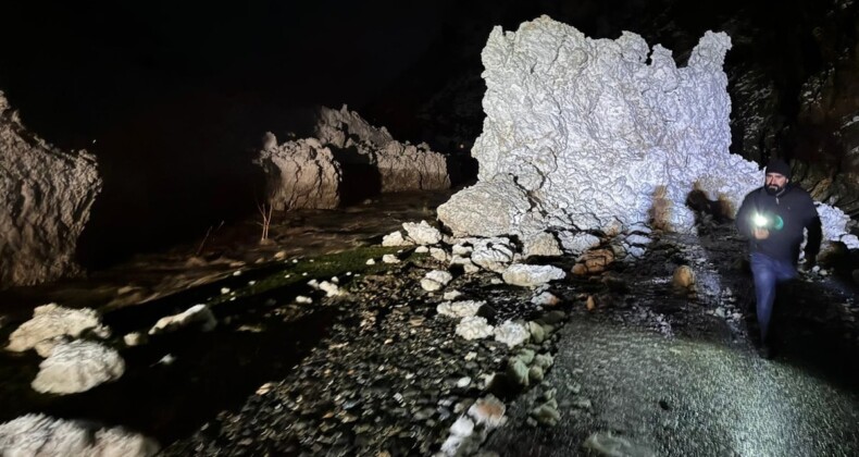 İki ayrı bölgede çığ düştü, ilçeyle ulaşım sağlanamıyor