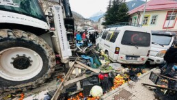 İş makinesi 100 metre kaydı, pazara daldı