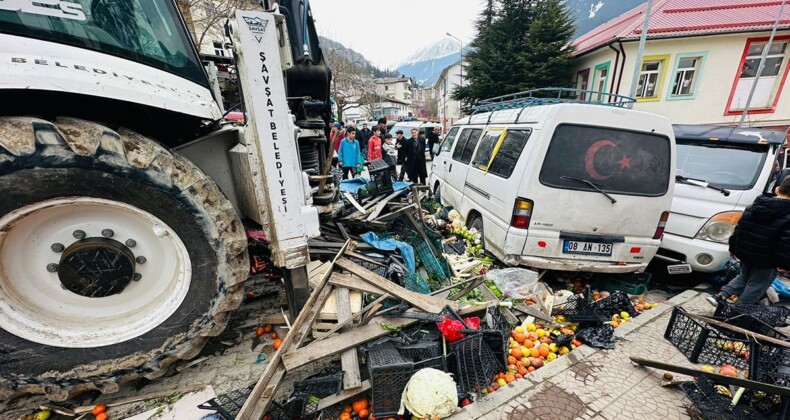 İş makinesi 100 metre kaydı, pazara daldı