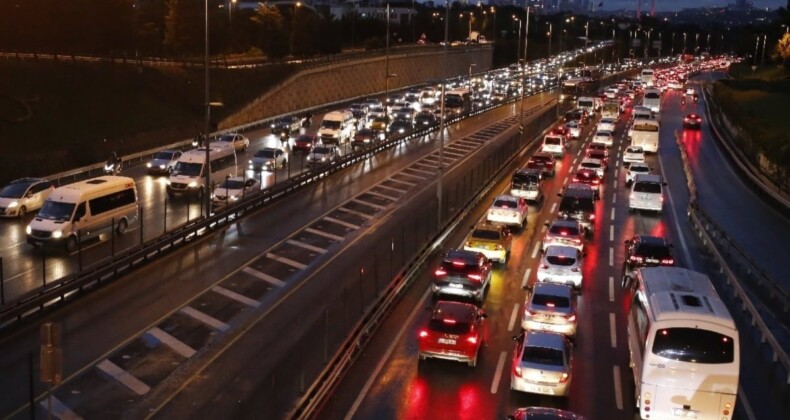 İstanbul’da iftar öncesi trafik yoğunluğu