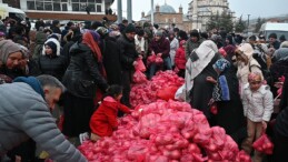 Kar altında bir poşet sebze izdihamı