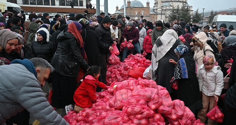 Kar altında bir poşet sebze izdihamı