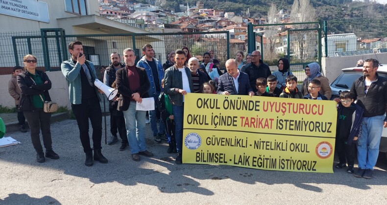 ‘Okul önünde uyuşturucu ve tarikat istemiyoruz’ eylemi