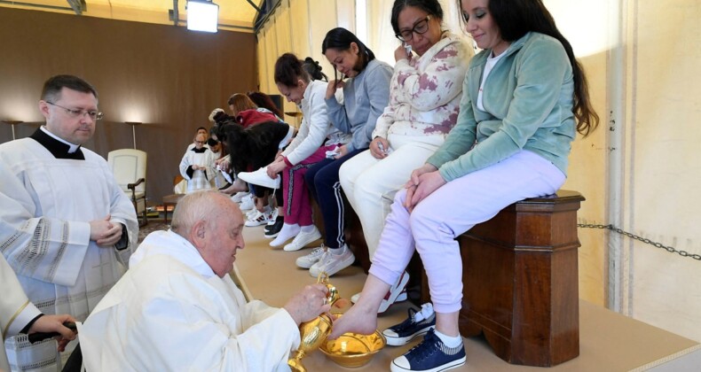 Papa, kadın mahkumların ayaklarını yıkayıp öptü