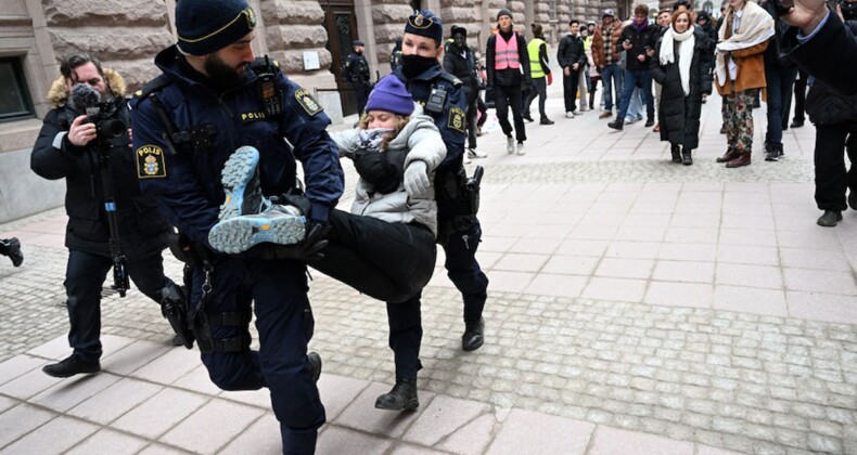 Polisten Greta Thunberg’e 2. günde de müdahale: Yaka paça götürdüler