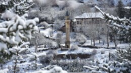 Tarihi Süleymaniye Mahallesi beyaz örtüyle kaplandı