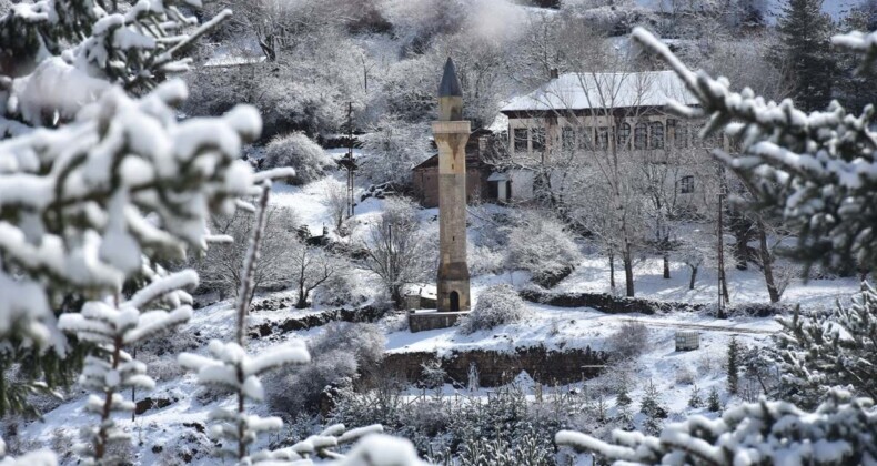 Tarihi Süleymaniye Mahallesi beyaz örtüyle kaplandı