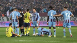 Trabzonspor-Fenerbahçe maçında sahaya yabancı madde yağdı maç durdu