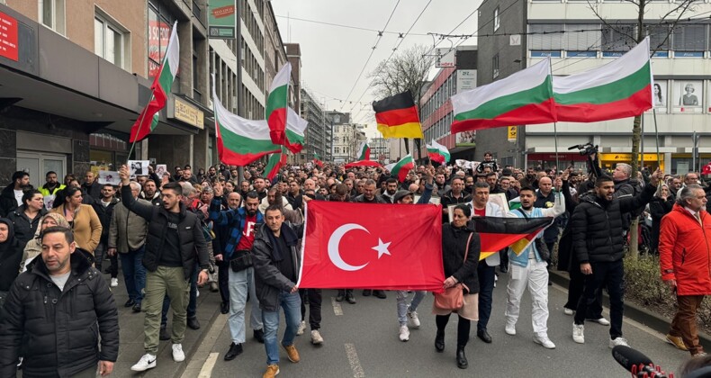 Almanya’da kundaklama sonucu çıkan yangında ölen Türkler anıldı