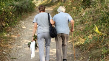 Basit ama etkileri güçlü… Yürüyüş sırasında bunu yapmak, sağlığı olumlu etkiliyor